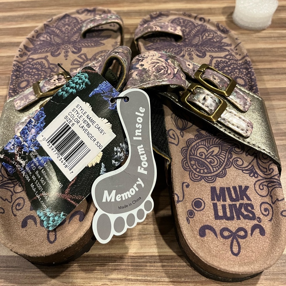 New Muc Luc toe sandals, never worn..Lavender Daisy